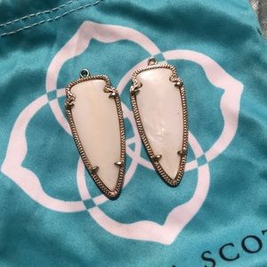 Kendra Scott Skylar Arrowhead white earrings